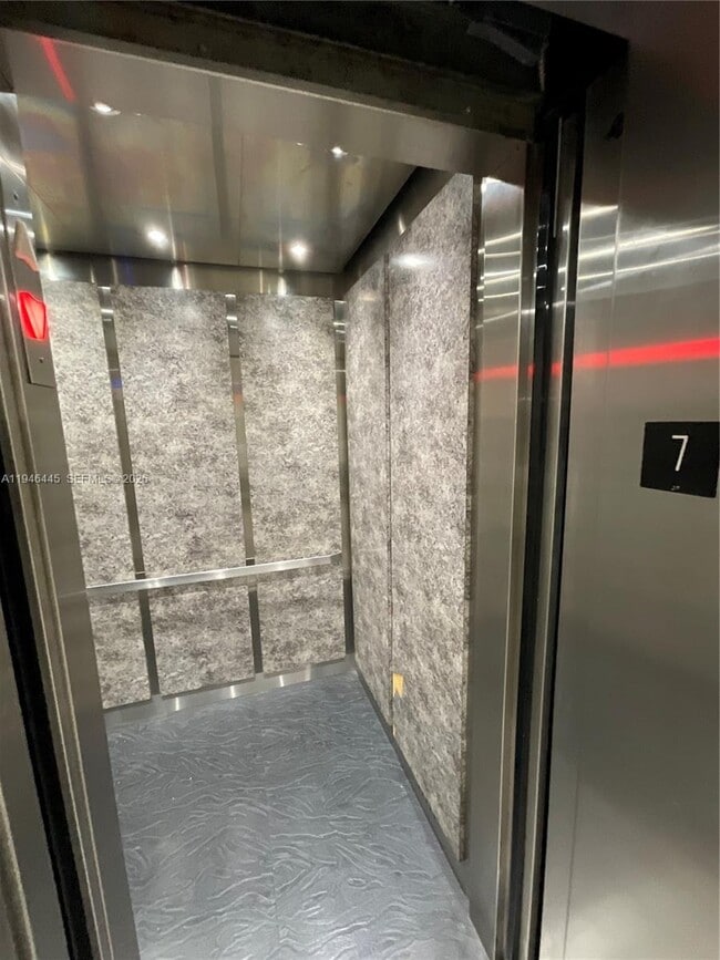 Building Photo - 919 Hillcrest Dr