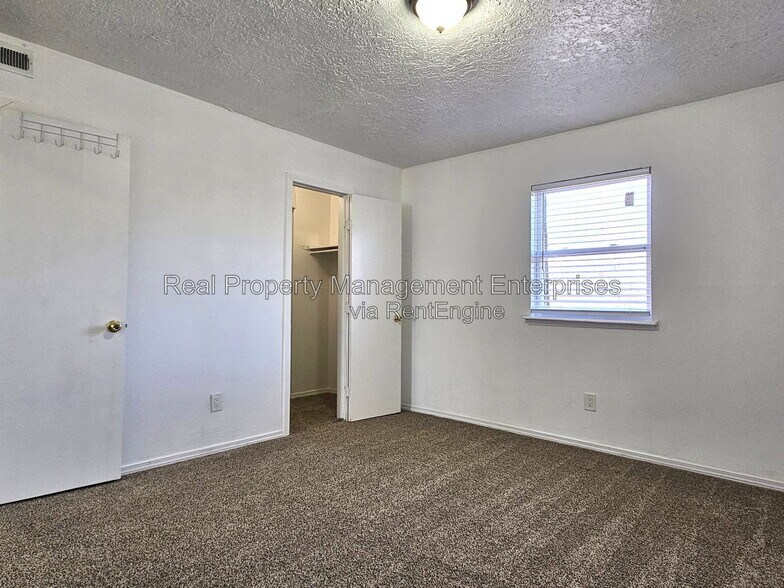 Building Photo - 1707 Beaumont Dr