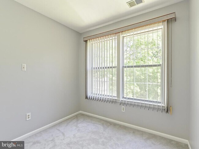 Building Photo - 303 Trinity Ct