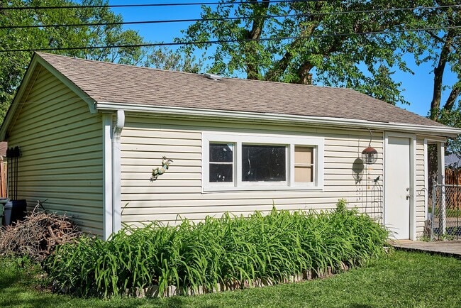 Building Photo - 8418 W Crain St