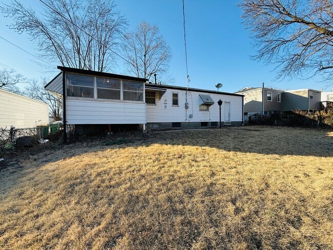 Building Photo - Spacious 3 bedroom home for Rent in Bellefontaine Neighbors