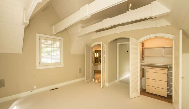 Building Photo - Charming Home w/ Beautifully Landscaped Ya...