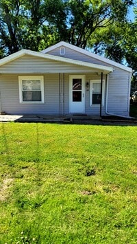 Building Photo - Newly listed Cottage style home with large back yard and off street parking