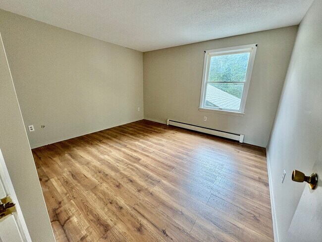 Building Photo - 14 Fairway Dr