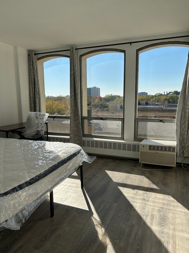 Building Photo - 1450 E 55th St