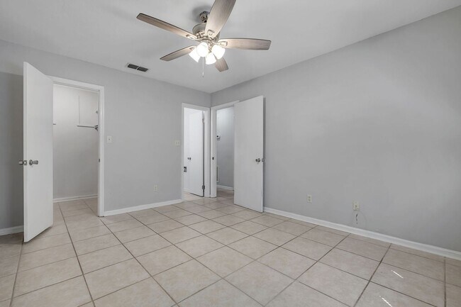 Building Photo - Townhome Off The Parkway