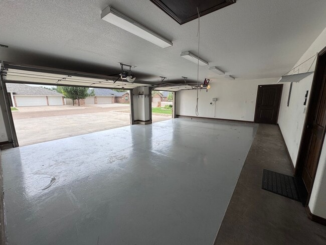 Building Photo - Beautiful 4 bed 2 bath home Available Now!