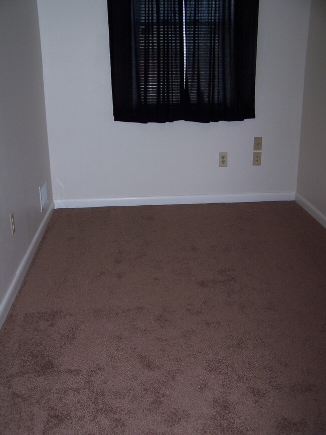Building Photo - Remodeled  Three Bedroom Home w/ Finished ...