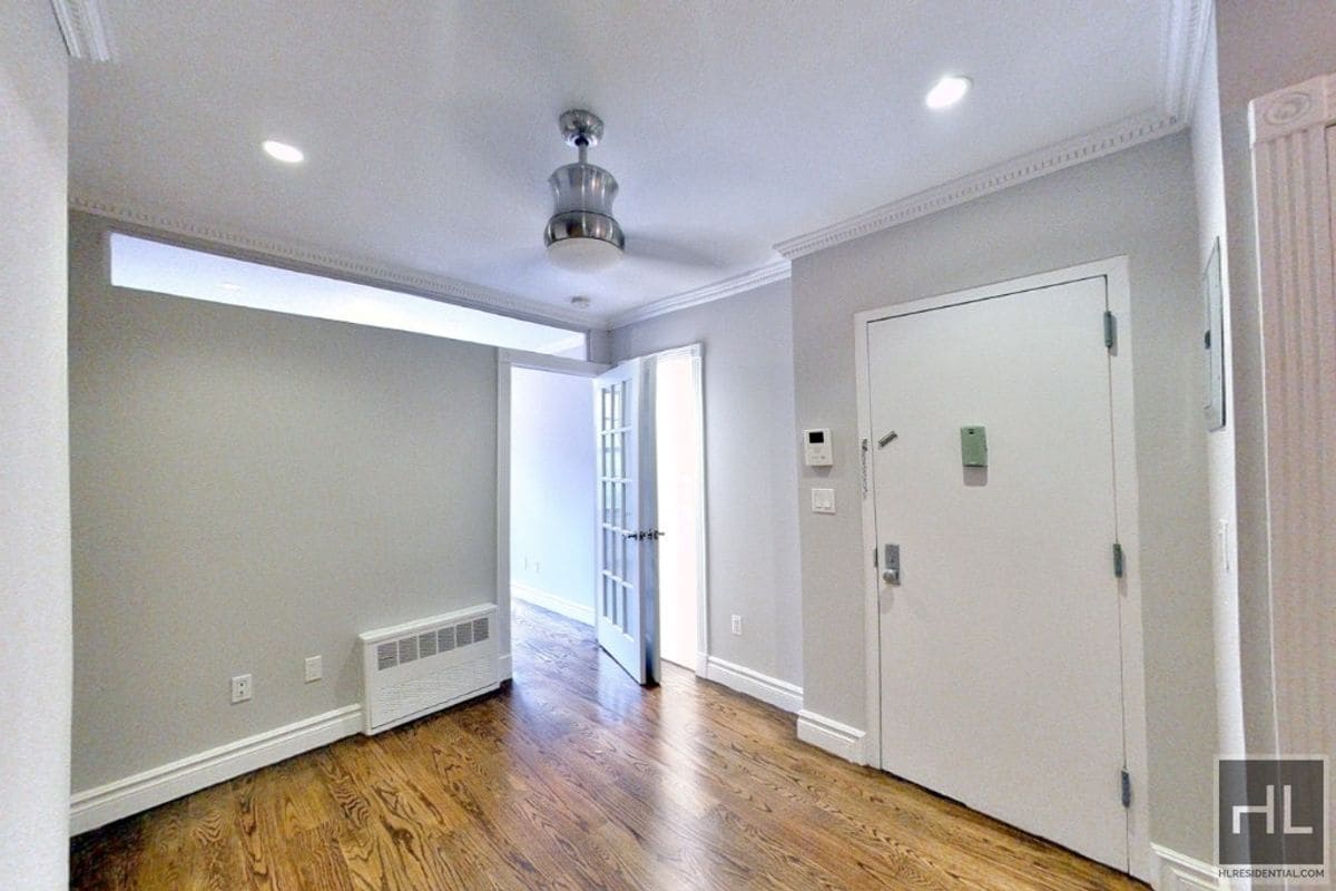 Building Photo - E 5TH ST.