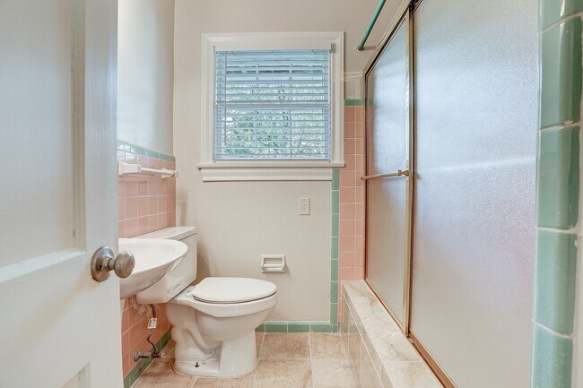 Building Photo - 3709 Parkwood Dr