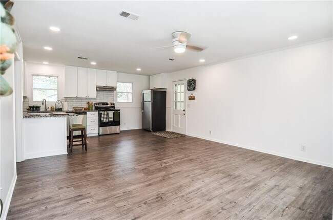 Building Photo - 2945 Rio Montana Dr