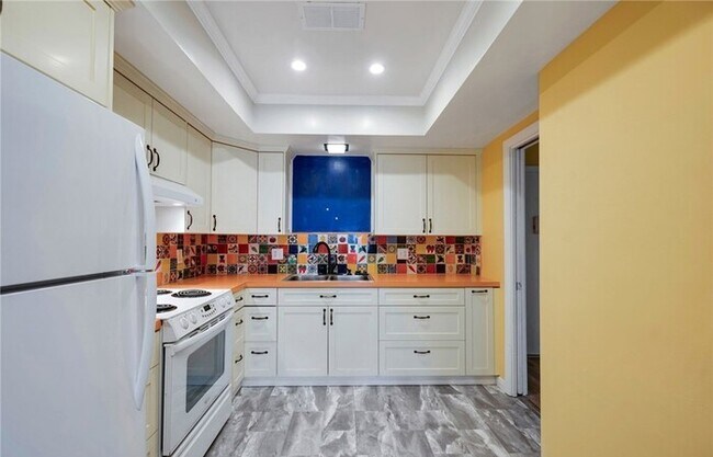 Building Photo - Updated 1-Bedroom Condo with Garage, Pool & Patio in Prime Fullerton Location