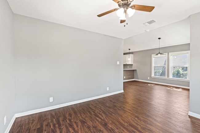 Building Photo - Fully renovated home close to downtown