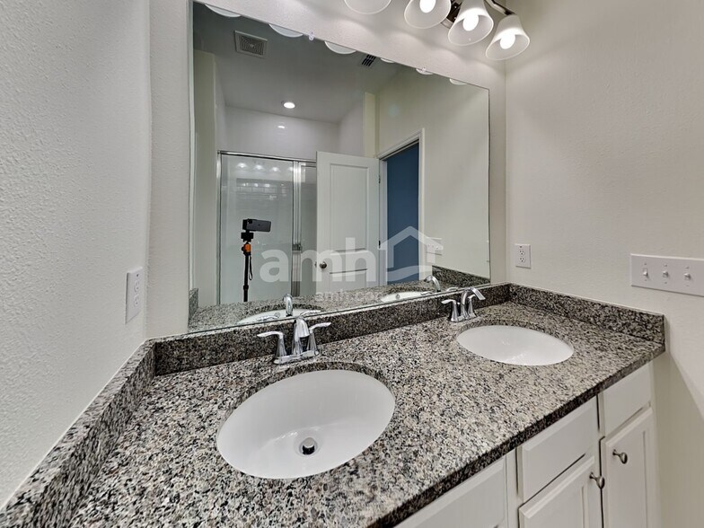 Building Photo - 16422 Cheyanne Ct