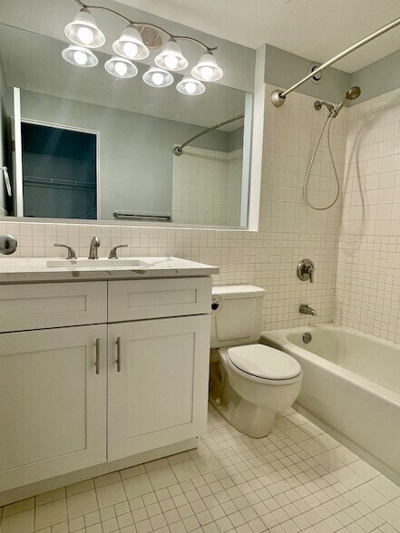 Building Photo - 40 E 9th St