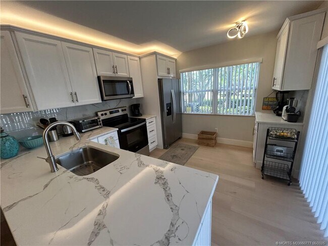Building Photo - 2807 SW Lakemont Pl