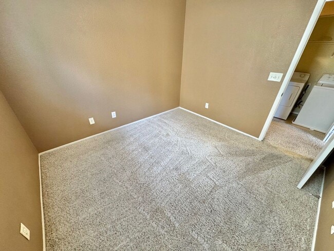 Building Photo - Beautiful 3 bedroom/2.5 bath home in great neighborhood