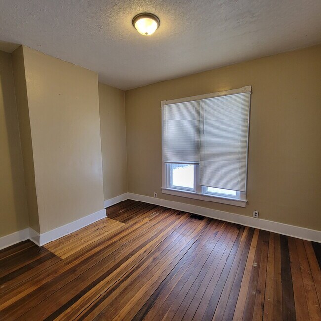 Building Photo - Spacious 2 Bedroom Home