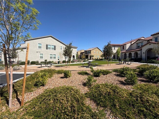 Building Photo - 2283 Teatro Ave