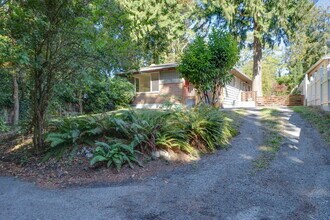 Building Photo - Charming House For Rent in Burien! Full-si...