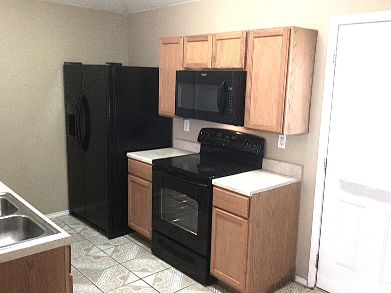 Building Photo - 702 Castlewick Ct