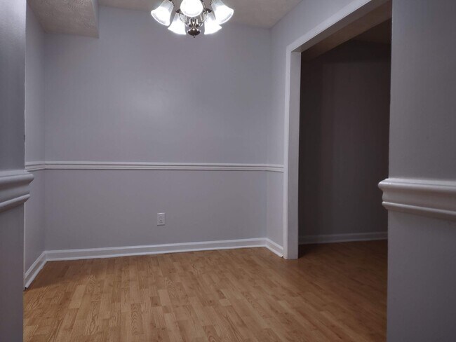 Building Photo - 2 bedroom 1.5 bath condo near ETSU