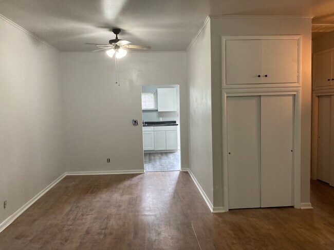 Building Photo - 211 E Will Rogers Blvd