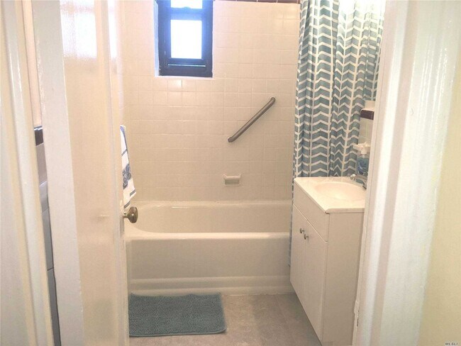 Building Photo - 83-6 Vietor Ave