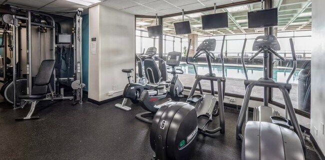 Building Photo - 2650 N Lakeview Ave