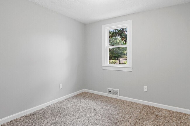 Building Photo - Coming Soon! Spacious 3 Bedroom, 1 Bath Ho...