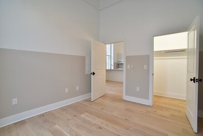 Building Photo - 30 W Broad St