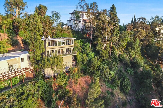 Building Photo - 9416 Beverlycrest Dr