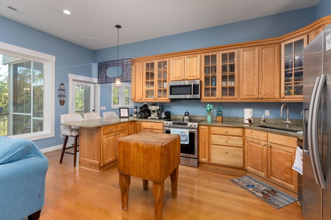 Building Photo - 211 Lewis Dr