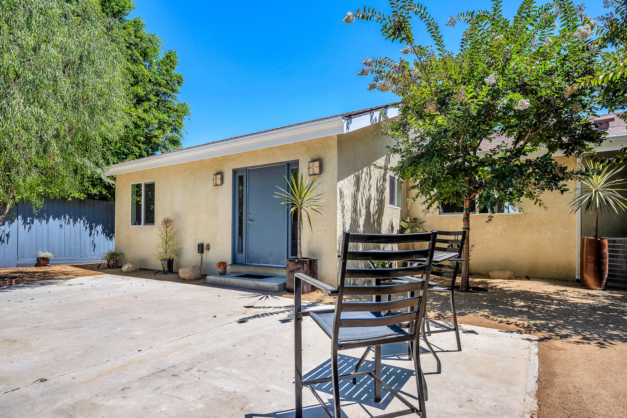 Building Photo - 910 N Hayworth Ave