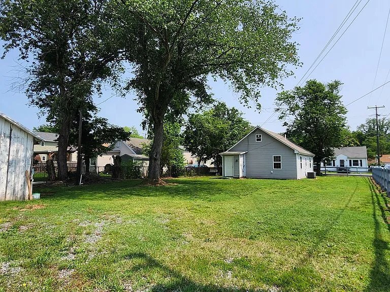 Building Photo - 320 3rd St