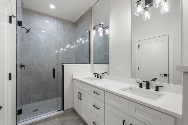 Building Photo - 420 E 50th Pl