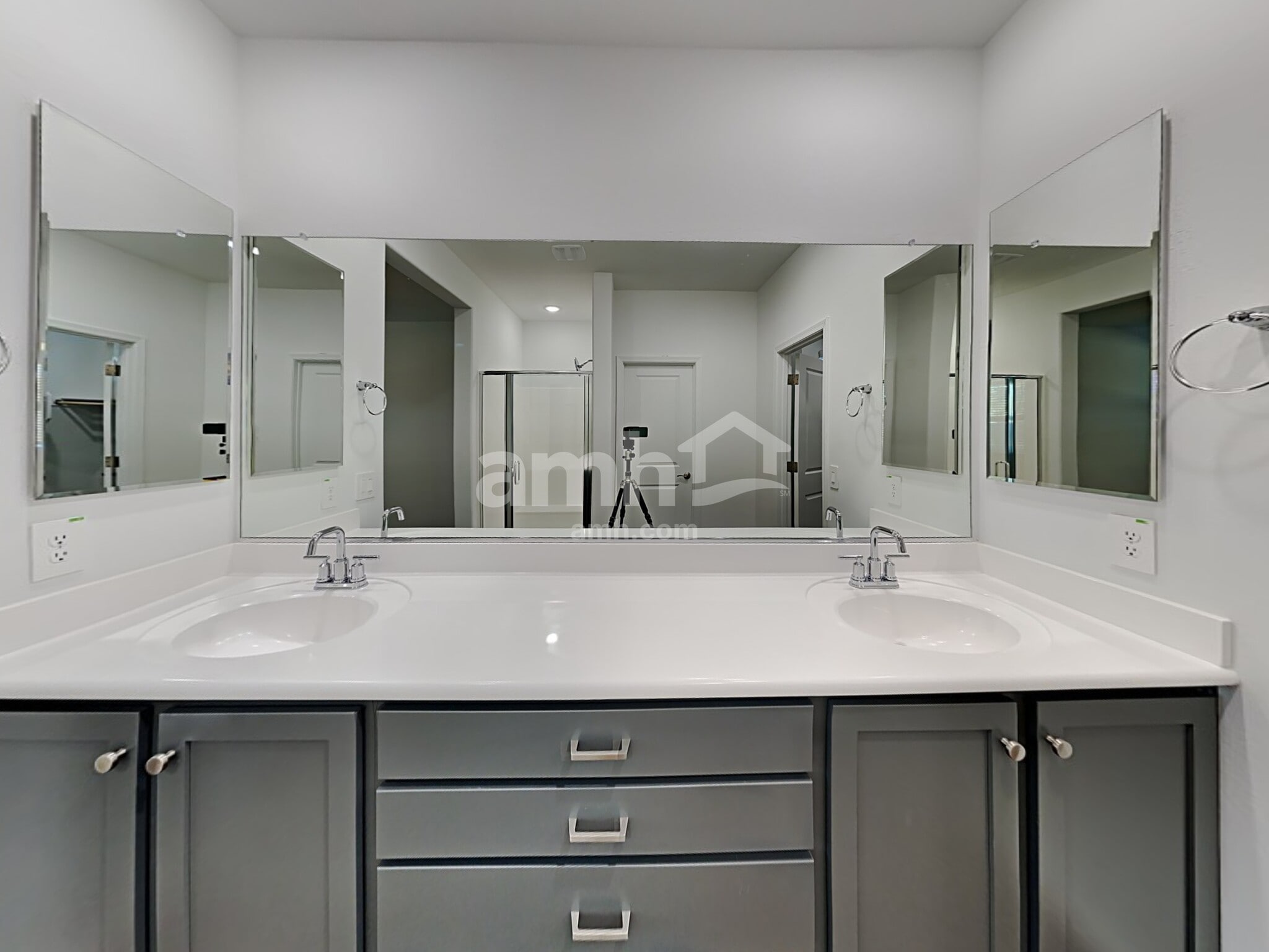 Building Photo - 15068 W Sherman St