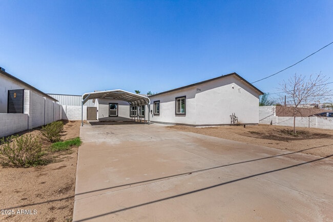Primary Photo - 2746 W Pima St