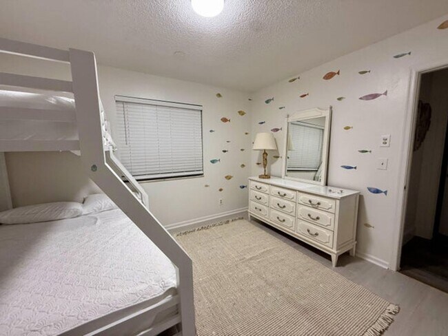 Building Photo - 325 Knotty Wood Ln