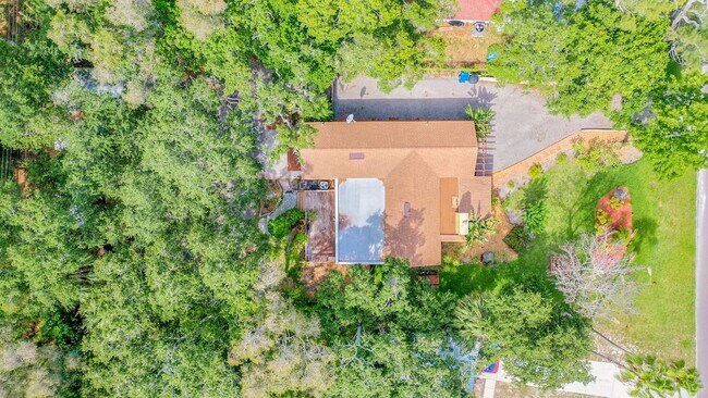 Building Photo - Charming Three bedroom one bath with huge backyard