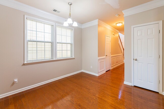 Building Photo - Charming 3bd Townhome