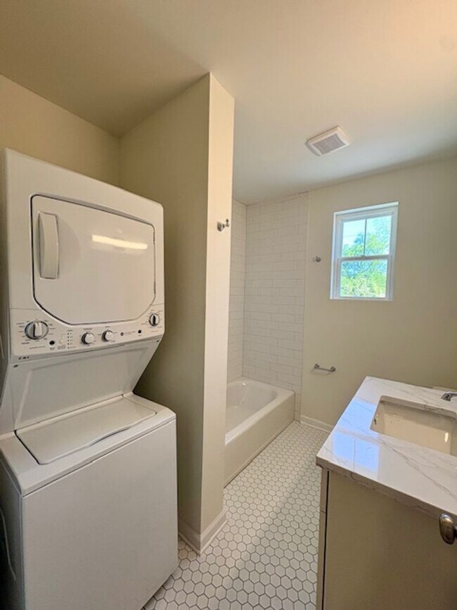 Building Photo - Newly Renovated Three Bedrooms Condo in South Windermere