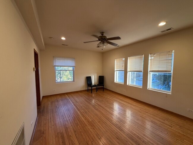 Building Photo - 3000 W 61st St