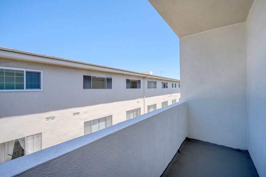 Building Photo - 5320 Zelzah Ave