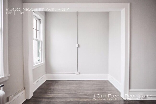 Building Photo - One Bedroom Plus Den! Next to Eat Street!