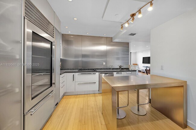 Building Photo - 251 Crandon Blvd