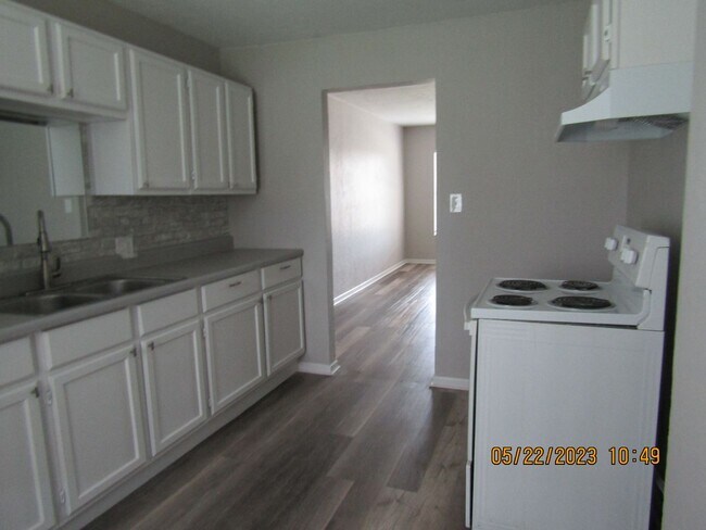 Building Photo - Very Nice Remodeled Duplex Home! No Pet Home!