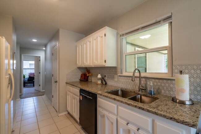 Building Photo - Gorgeous Bixby Home!