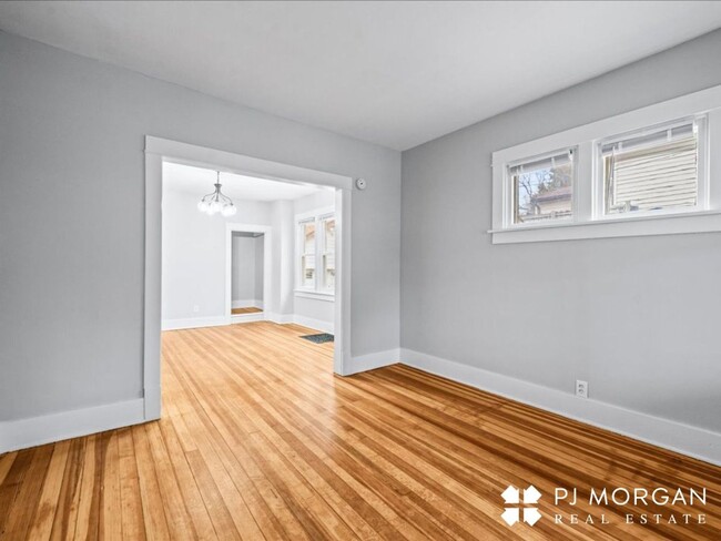 Building Photo - 3 bedroom 2 bath house in midtown! RENTAL ...