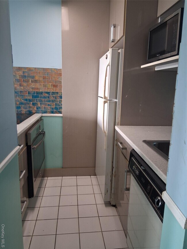 Building Photo - 250 Shore Rd